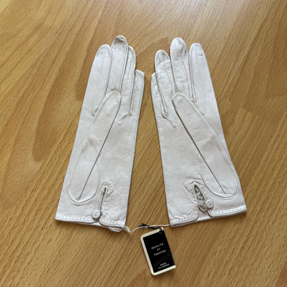 Vintage white Roger Fare made in France never been worn gloves